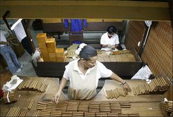 Delegados de 70 paises recorren fabricas cubanas de tabaco